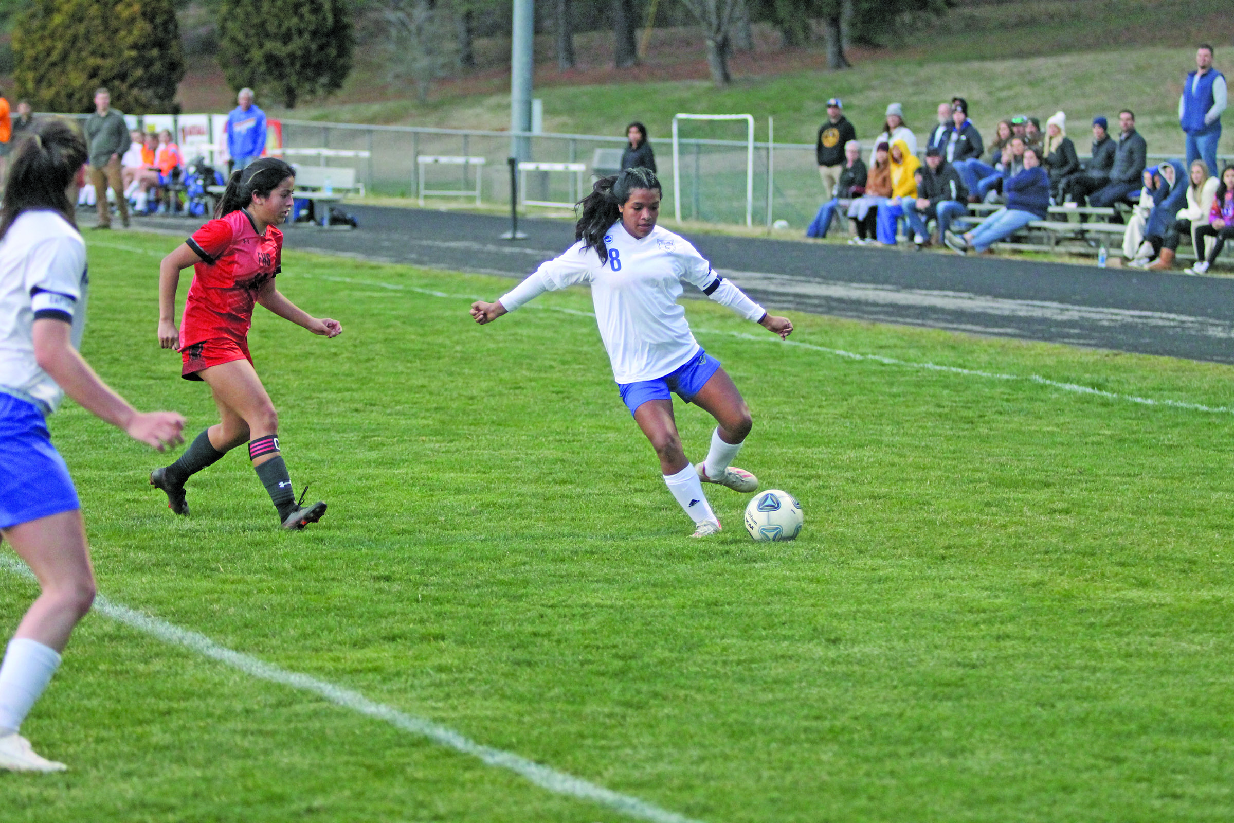 Photo by Christopher Lugo/Staff Highlands senior Brandy Zegal takes the ball down the field. 