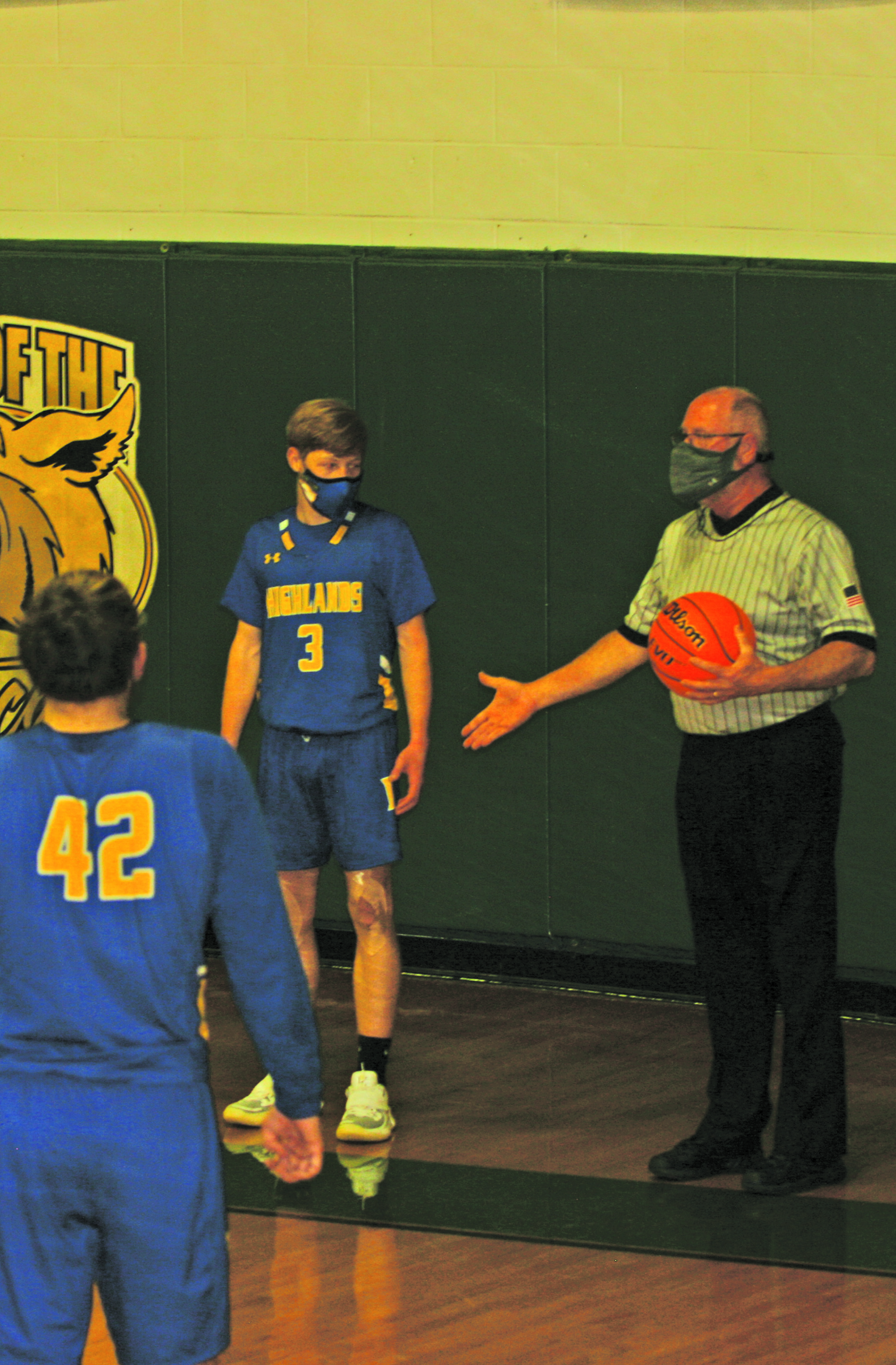 Highlands Brent Sleight inbounds the ball to Gig Chalker during their game Tuesday night.