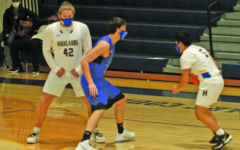Highlands Jeffrey Olvera (5) drives around a screen from Gig Chalker (42) during the first quarter of their game against Hiwassee Dam on Wednesday, Jan. 13.