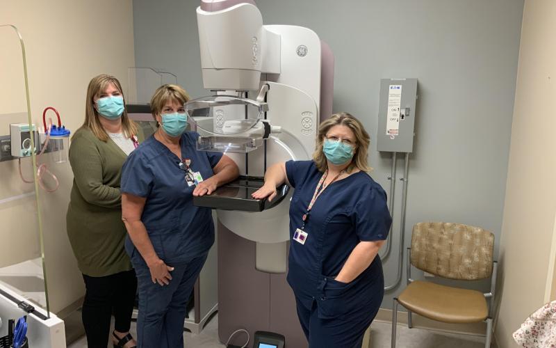 Lori Smith, MBA, RT (R) RDMS, RDCS, RVT, Regional Manager Radiology/Imaging; Meg Ham, RT, R, M, CT; Laura Ammons, RT, R, M, CT with the 3D mammography machine.
