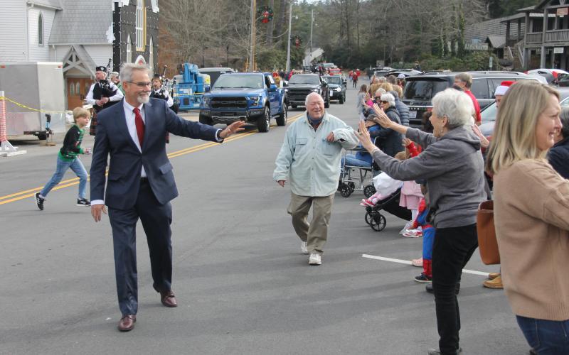 Photo by Christopher Lugo/Staff Highlands mayor Patrick Taylor greets residents during the parade.
