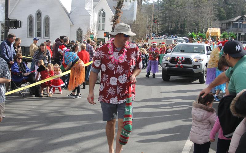 Photo by Christopher Lugo/Staff Old Edwards Club Director of Golf Jordan Kenter passing out candy.