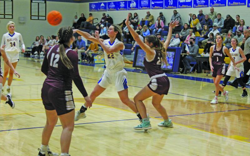 Photo by Christopher Lugo/Staff Ava Schmitt passes the ball.