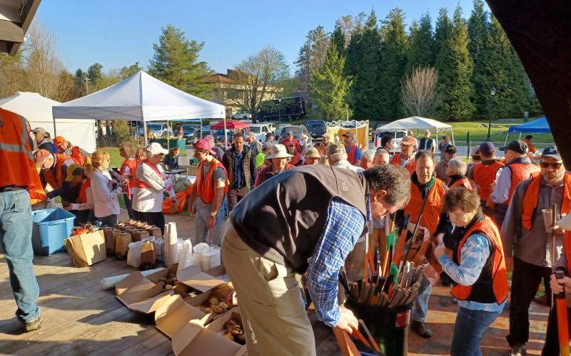 Photo by Ryan Hanchett/Staff A record-number of volunteers gathered at Kelsey-Hutchinson Founders Park last Saturday.