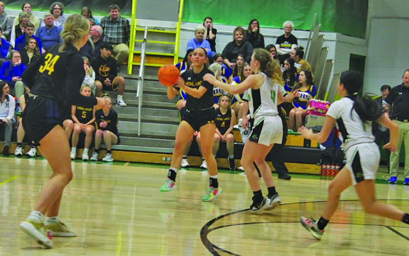 Highlands’ Bella Wilson (34) receives a pass against Blue Ridge.
