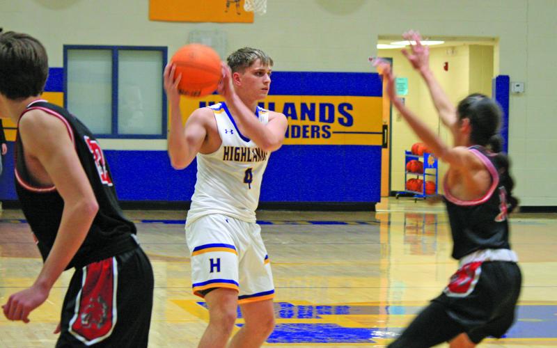 Highlands’ JD Head (4) looks for an open teammate between Andrews defenders during their basketball game on Tuesday night.