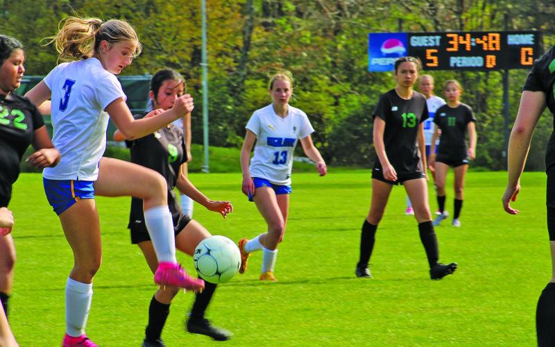 Highlands’  Charlotte Westendorf (3) works to get the ball past several Blue Ridge defenders.