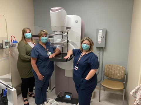 Lori Smith, MBA, RT (R) RDMS, RDCS, RVT, Regional Manager Radiology/Imaging; Meg Ham, RT, R, M, CT; Laura Ammons, RT, R, M, CT with the 3D mammography machine.