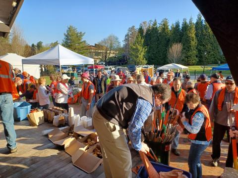 Photo by Ryan Hanchett/Staff A record-number of volunteers gathered at Kelsey-Hutchinson Founders Park last Saturday. 