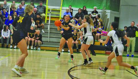 Highlands’ Bella Wilson (34) receives a pass against Blue Ridge.
