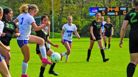 Highlands’  Charlotte Westendorf (3) works to get the ball past several Blue Ridge defenders.