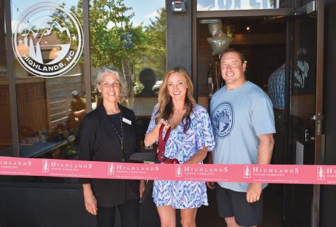 Amber Mull officially opens the brewery’s doors with her husband Eric Cahill and Chamber Executive Director Kay McHan.