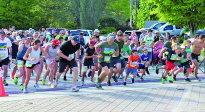 Runners take off during the 2021 Twilight 5k