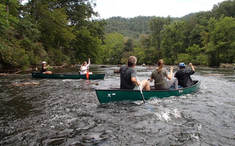 Students from the 2017 program canoeing at Little Tennessee. 